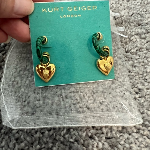 Kurt Geiger Green Hoop Heart Raven Earrings NWT - Picture 5 of 8